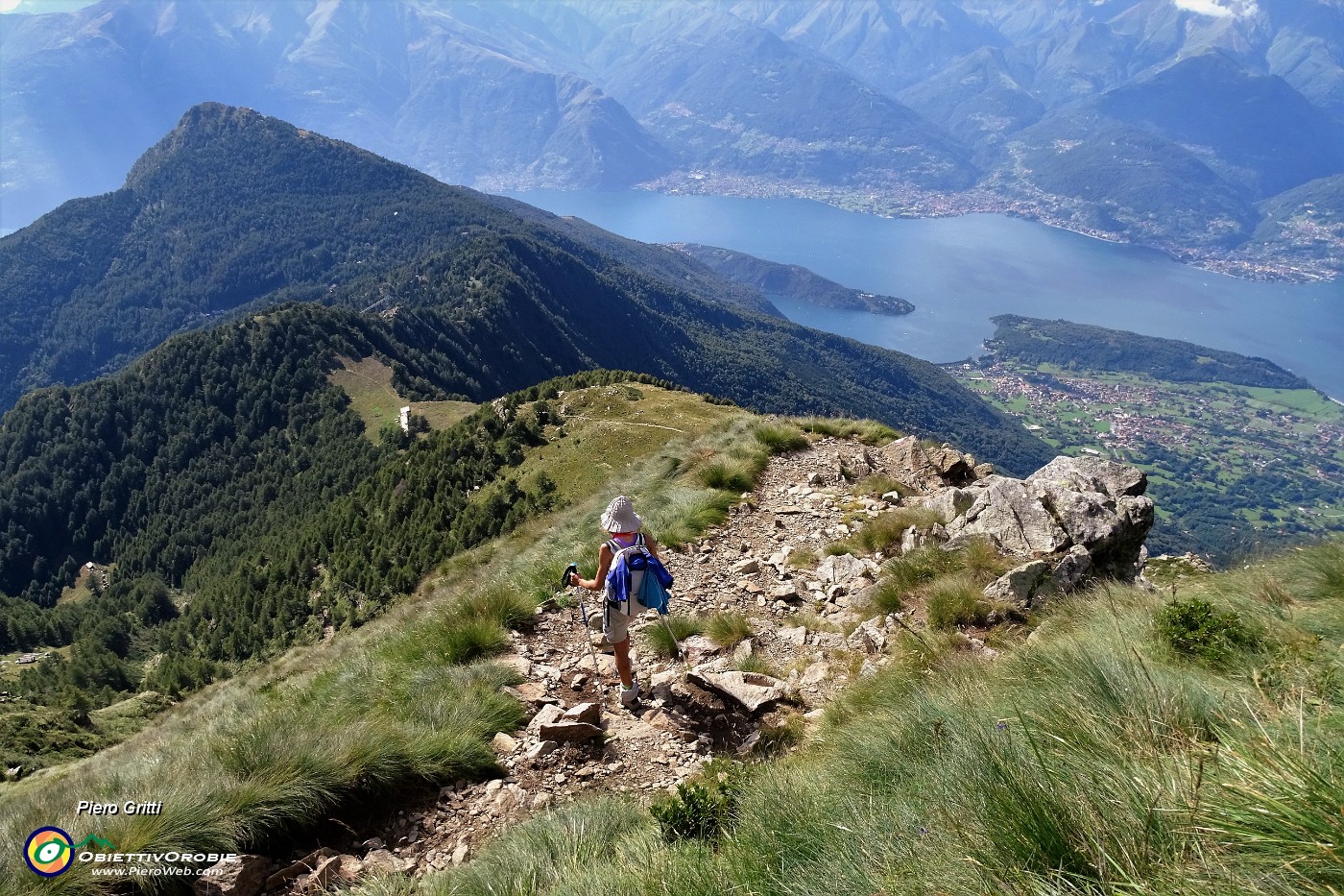 90  Pascoli di Agrogno, Sul lago Piona,Legnoncino sullo sfondo.JPG